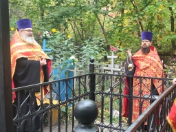 Молебен на кладбище